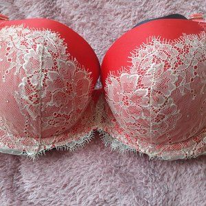 Pre-Loved VS Lightly Lined Lace Demi Bra-32D NOTE!!  There Is NO TAG)
